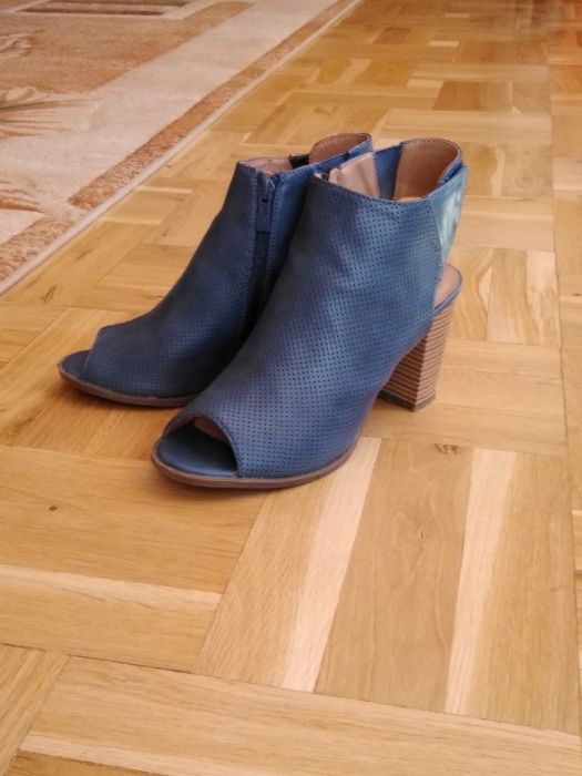 Niebieskie botki na słupku