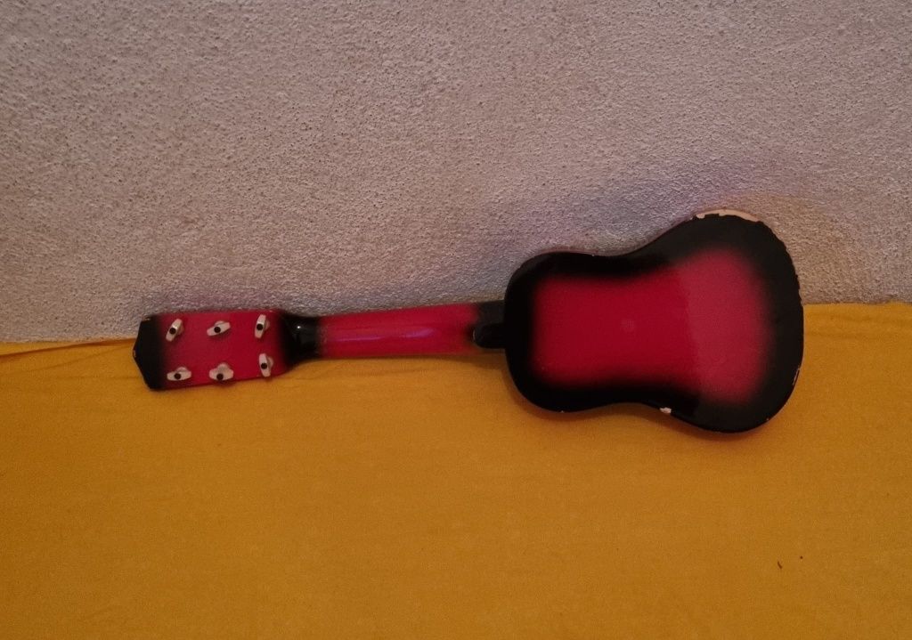 Guitarra pequena musical