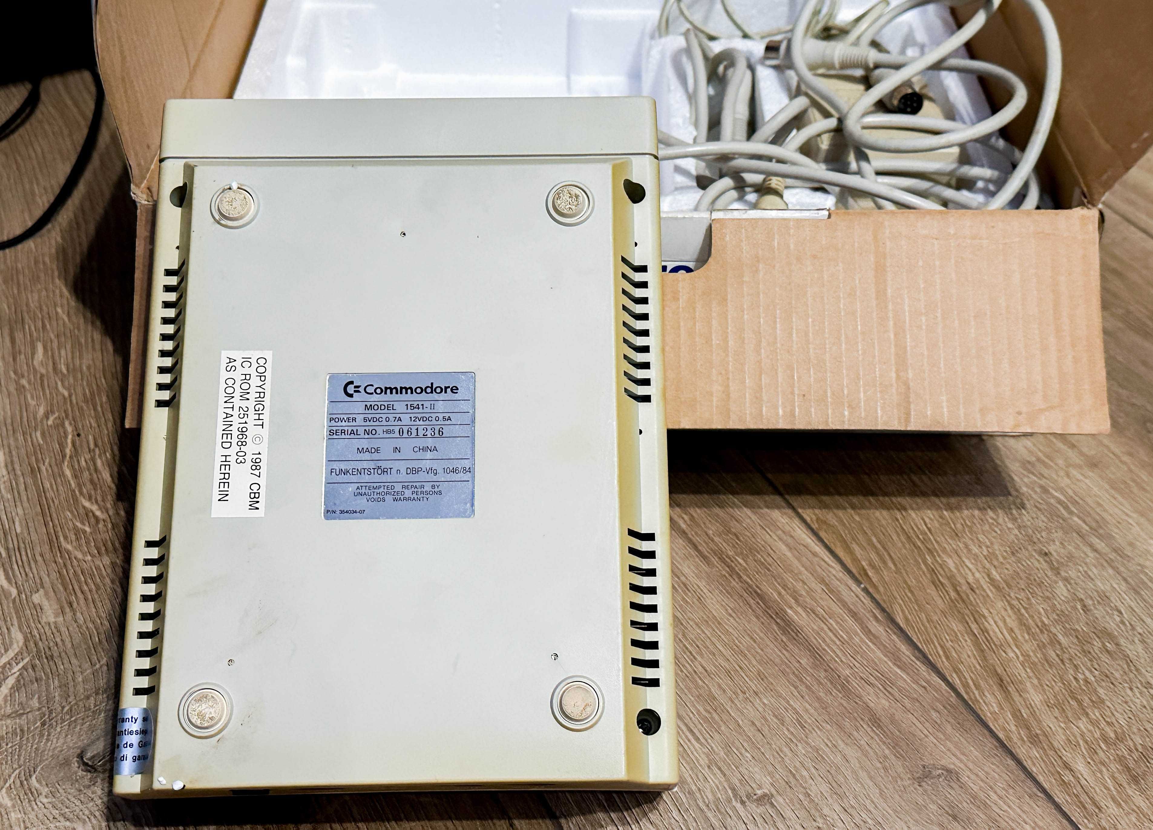 Stacja dysków dyskietek Commodore 1541-II - C64 C128 5,25" BOX