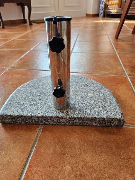 Base em granito e aço inoxidável para chapéu de sol