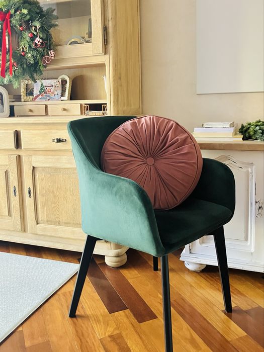 Welurowe krzesło w kolorze butlekowej zielni