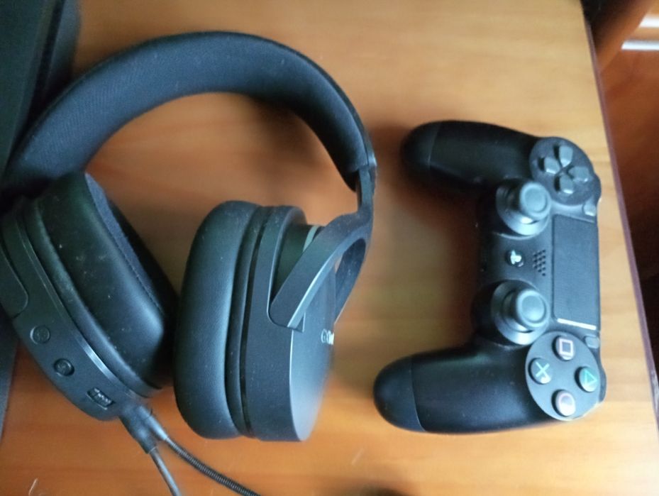 Ps4 slim + auscultadores e comando com carregador e + 4 jogos