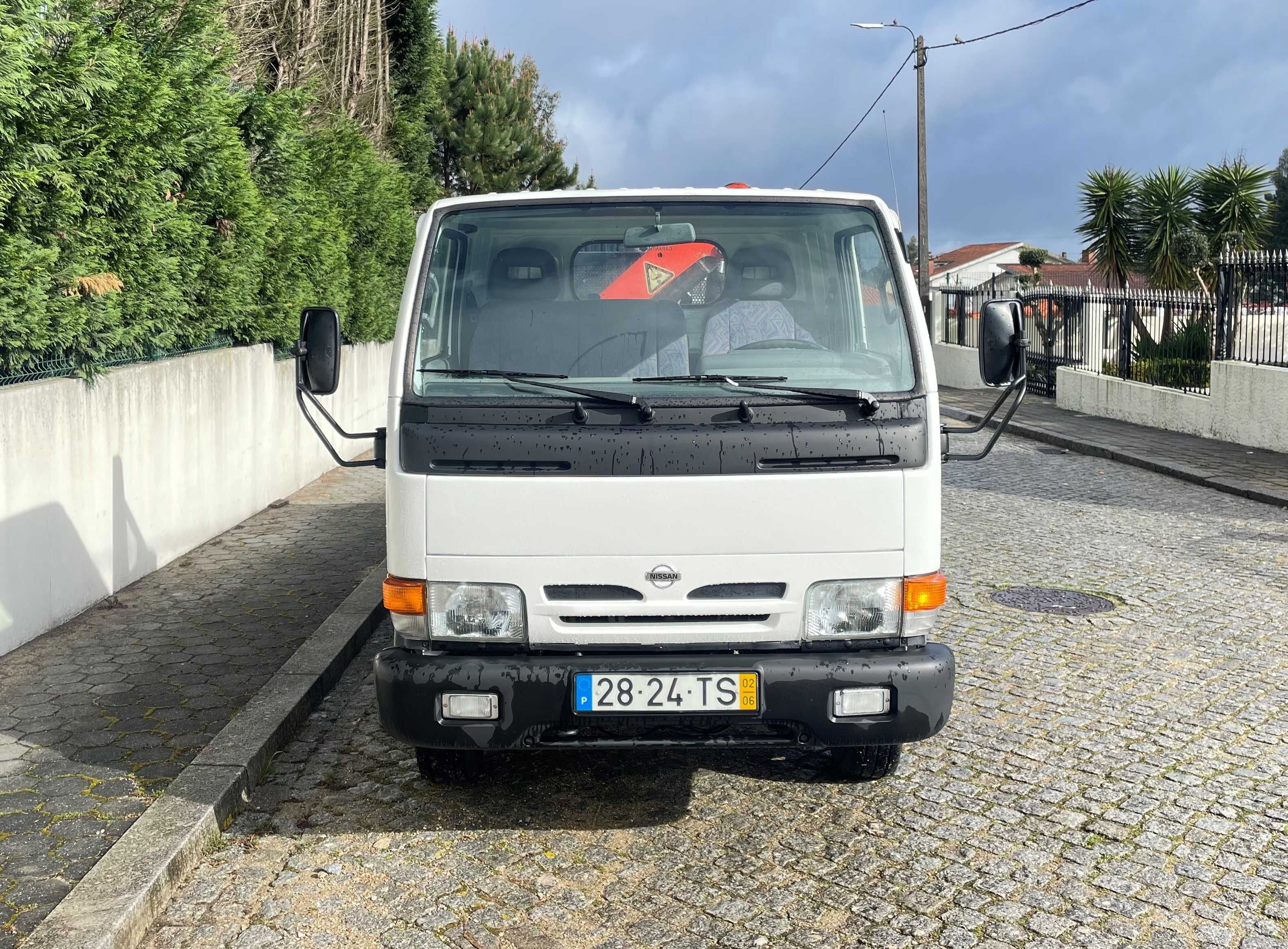 Nissan Cabstar 110 3.0 com GRUA