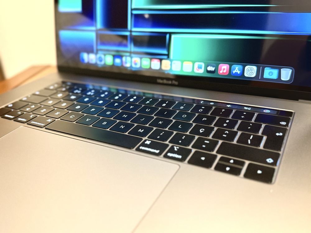 Macbook Pro (15) 2018 - Core i9/16GB/512GB - TouchBar