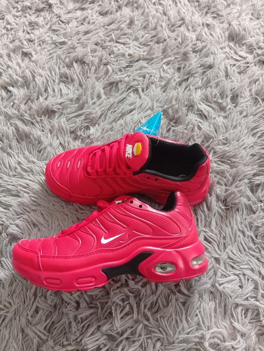 Buty .czerwone wiazane