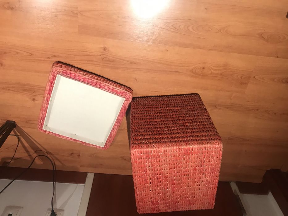 Puff em madeira revestido a rafia ( tem caixa para arrumacoes interior