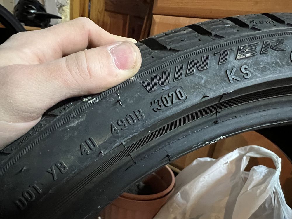 Одна шина Pirelli Winter SottoZero3 225/40R18 протектор новий,є поріз