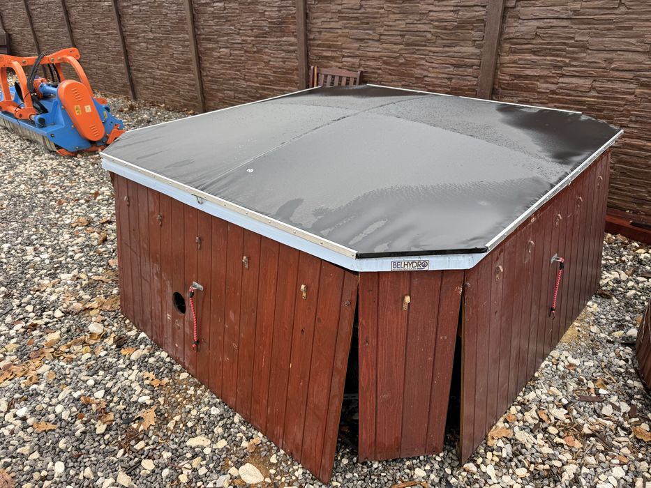 Jacuzzi o wimiarach 200x200 cm.