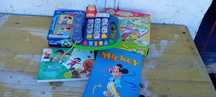 Conjunto de jogos, livros e um telefone do Winnie the Pooh