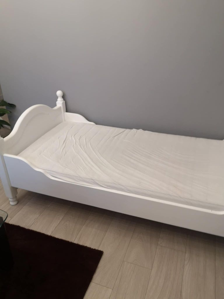 Łóżko białe, drewniane z materacem