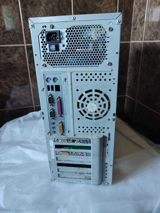 Komputer GIGABYTE GA-8IR533 grafika radeon 9200 muzyczna realtek