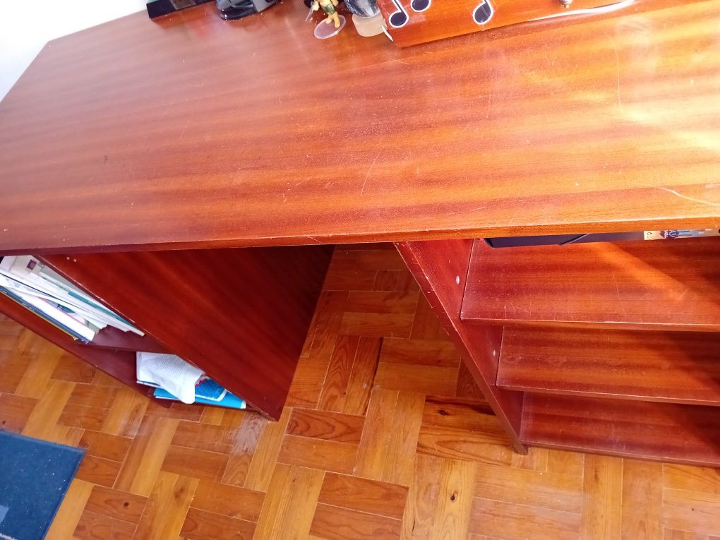 Mesa de estudos/secretária em madeira com cadeira