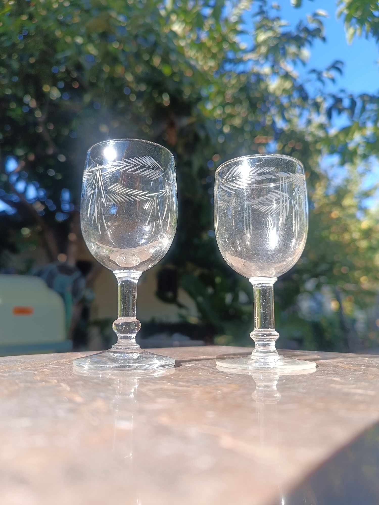 Dois copos de pé, vintage