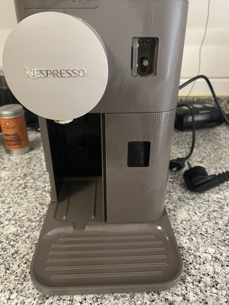 Maquina cafe Nespresso latissima one Delonghi