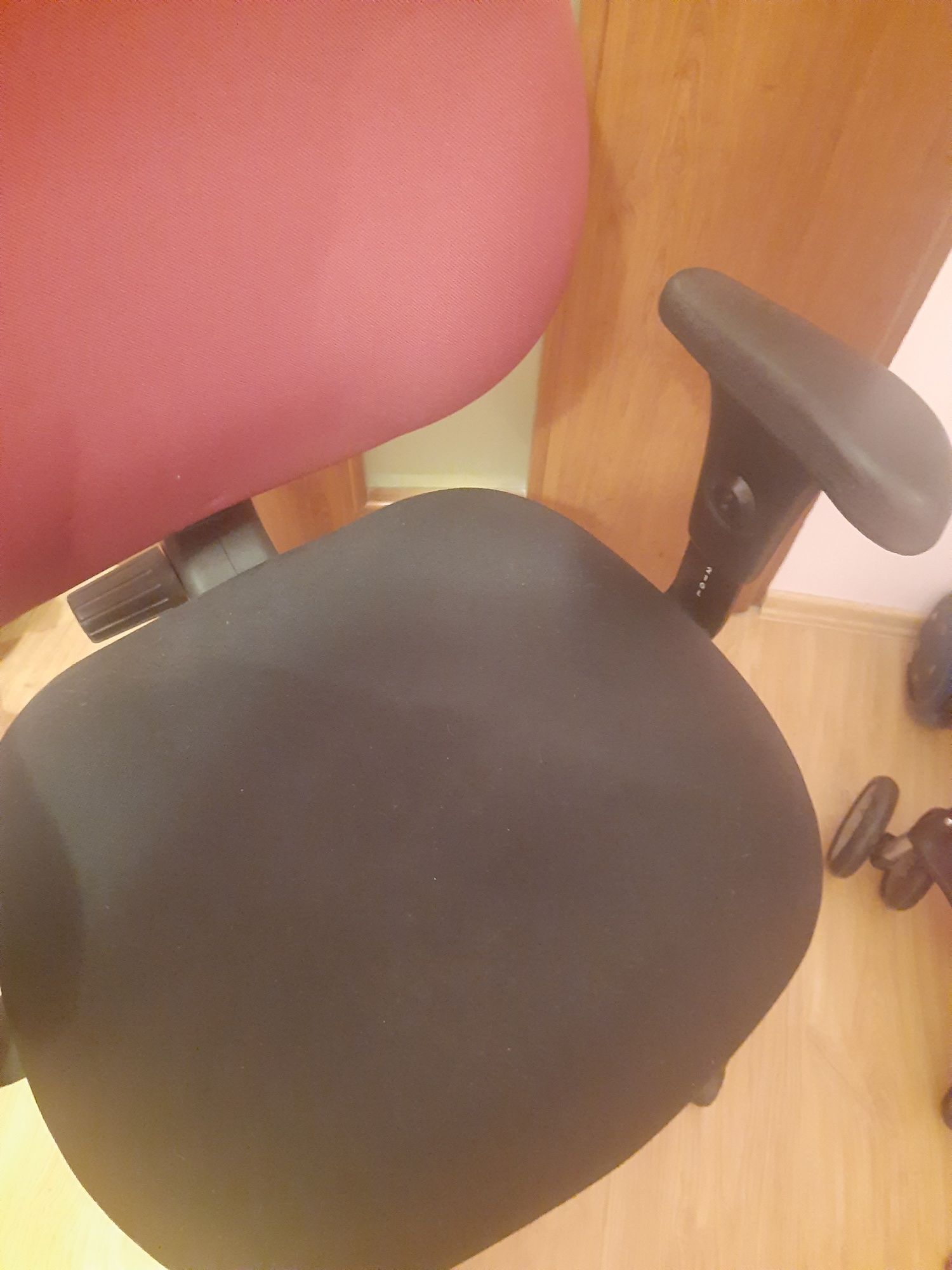 Dwa krzesła biurowe obracane na kółkach