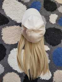 Beżowa czapka z daszkiem z włosami peruka blond