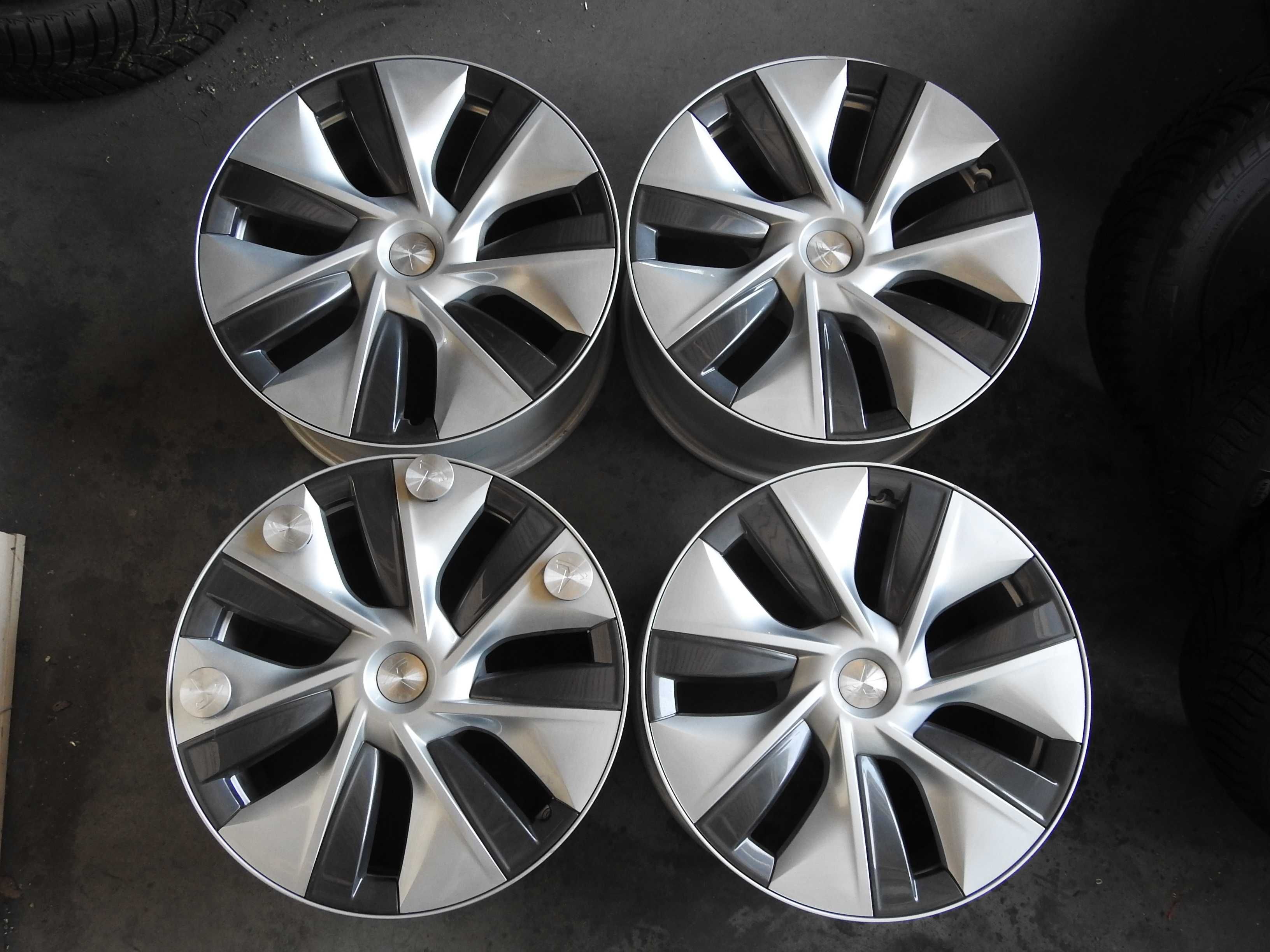 4xAlufelgi 19 ''5x114,3 9,5J ET45 Tesla model Y  Gemini  Stan BDB