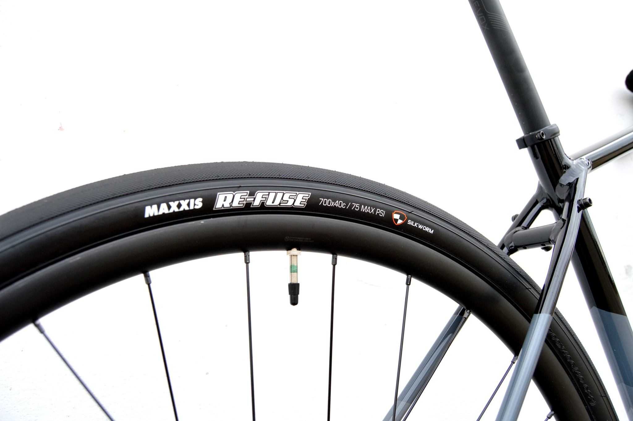 NOWE Koła gravel Devox Wheel RDS.A3 Maxxis Refuse TL sztywne osie 12mm