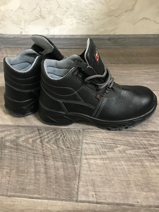 Продам зимове робоче взуття.