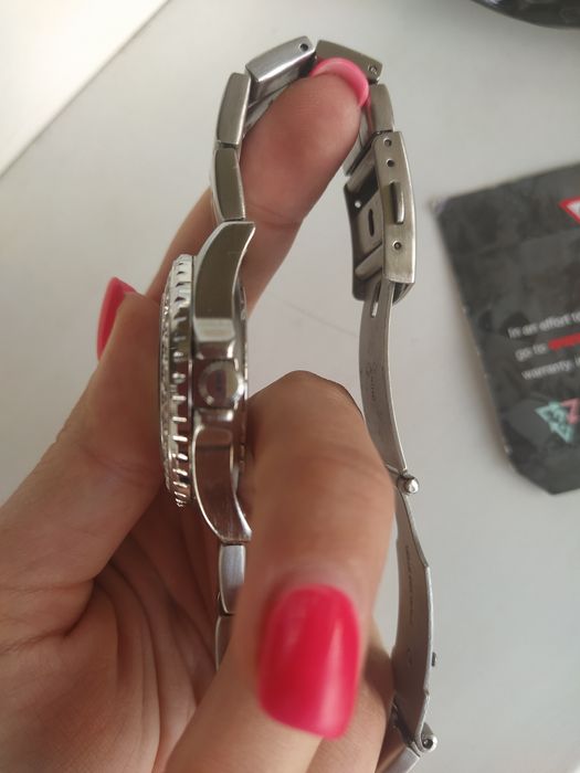 Часы guess серебряный цвет.