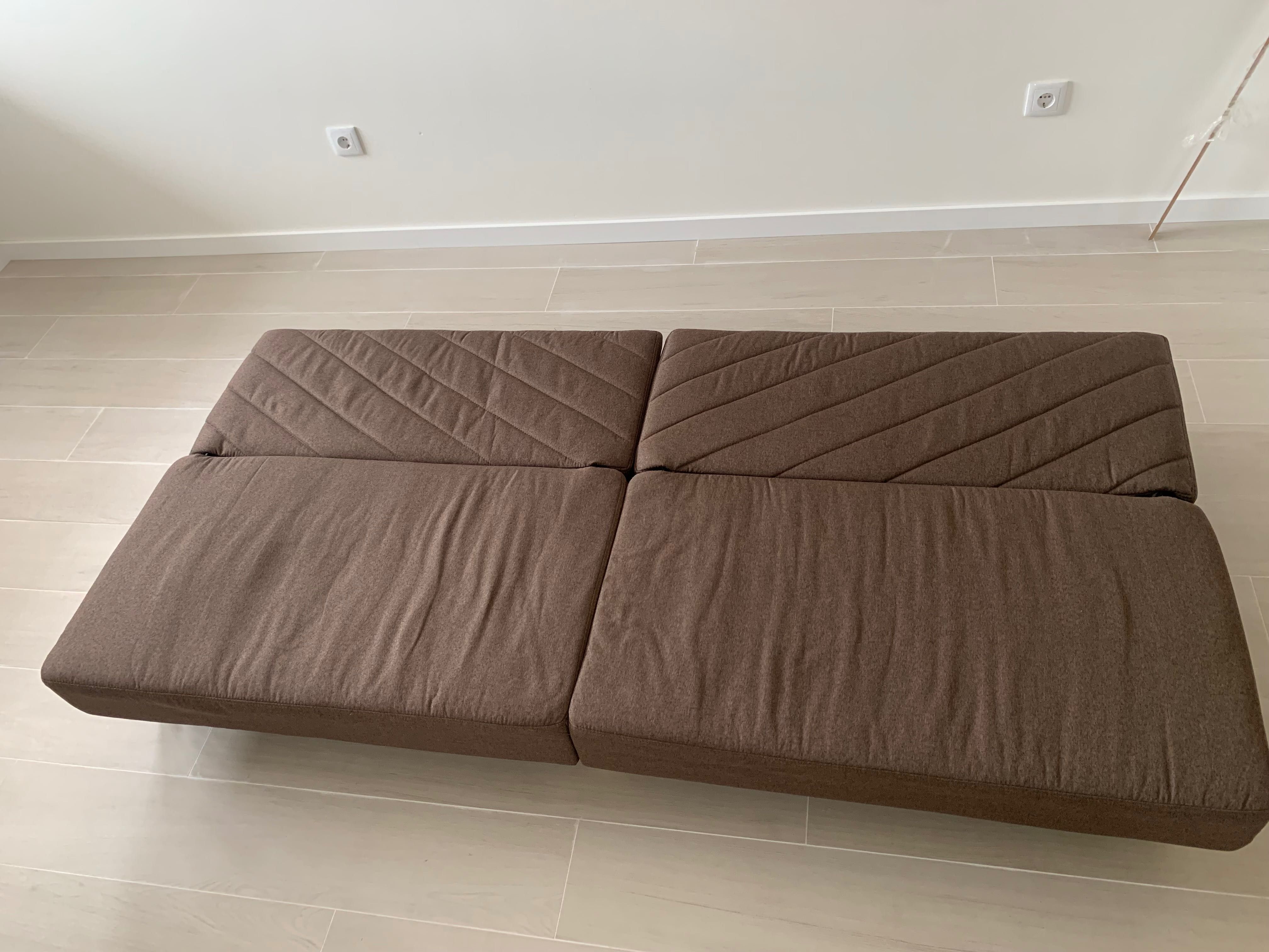 Sofá-cama tecido castanho com duas almofadas
