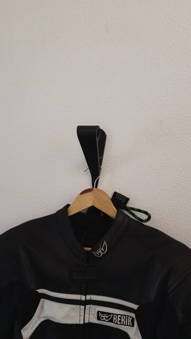 Suporte de parede para capacete e casaco