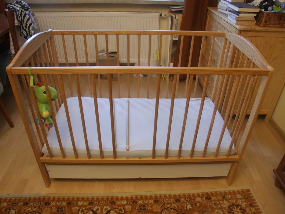 Drewniane łóżeczko dla dziecka 120x60  z szufladą