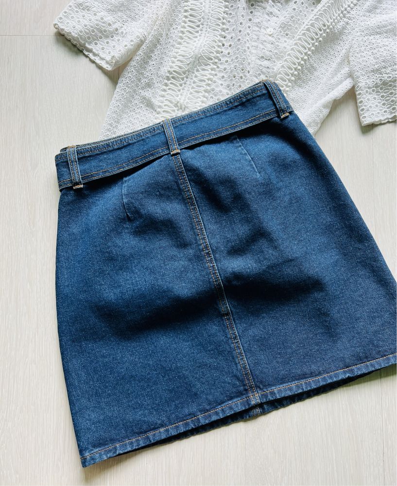 Krótka jeansowa spódniczka z paskiem przed kolano Pieces rozmiar XS