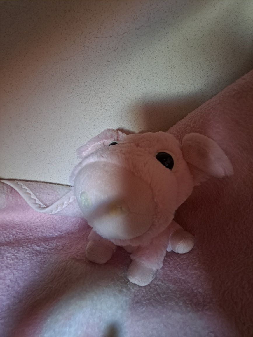 varios peluches,