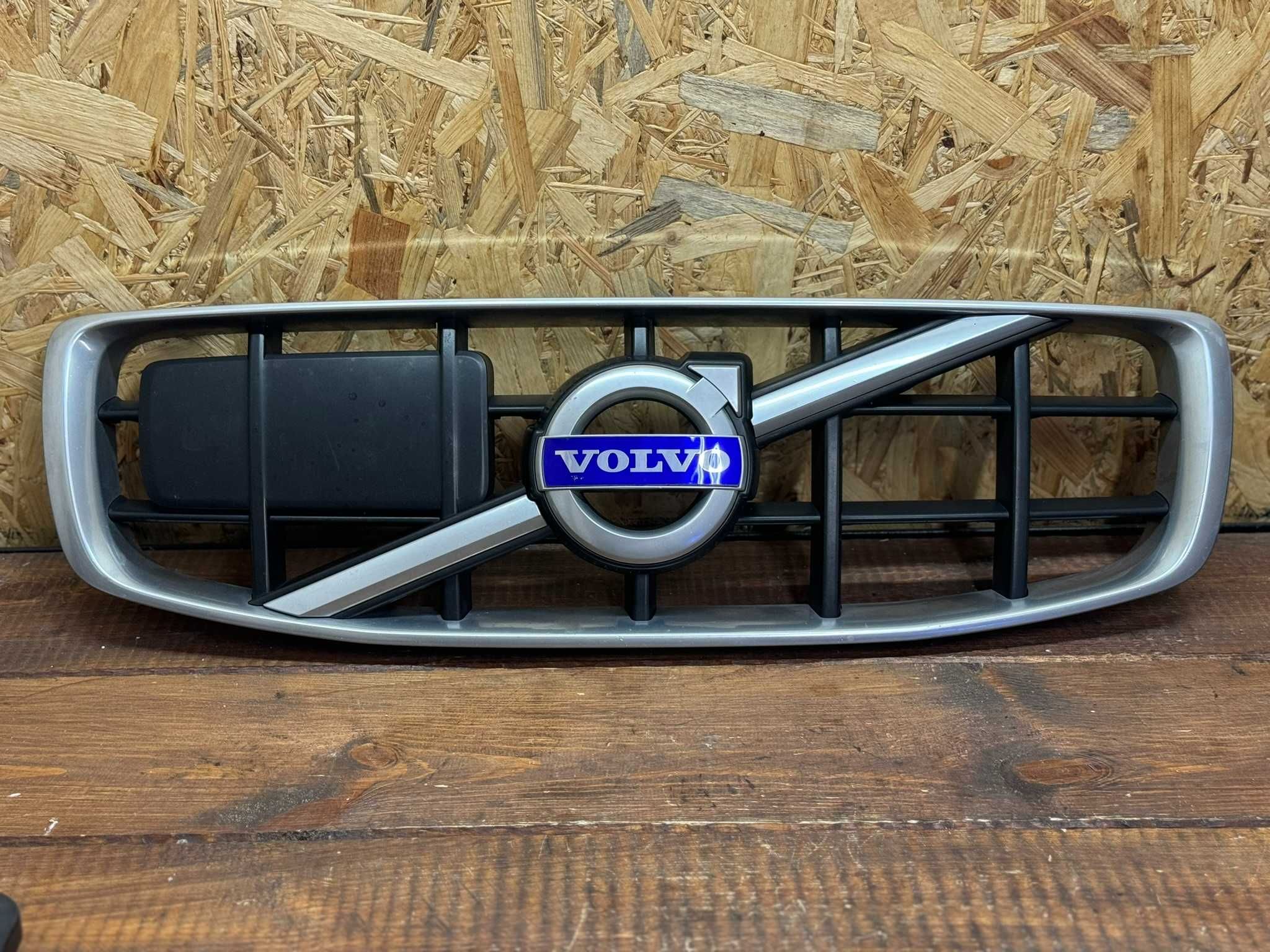 Oryginalny grill atrapa zderzaka  Volvo XC70 II pod radar