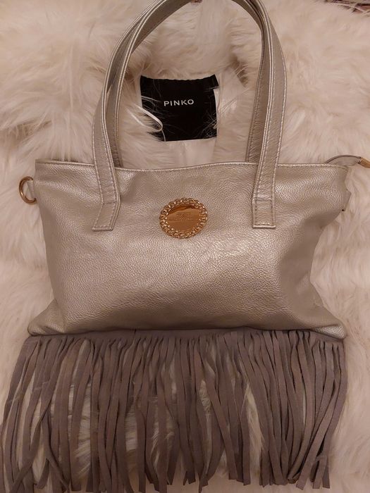 Stylowa srebrna torebka z ozdobnymi frędzlami