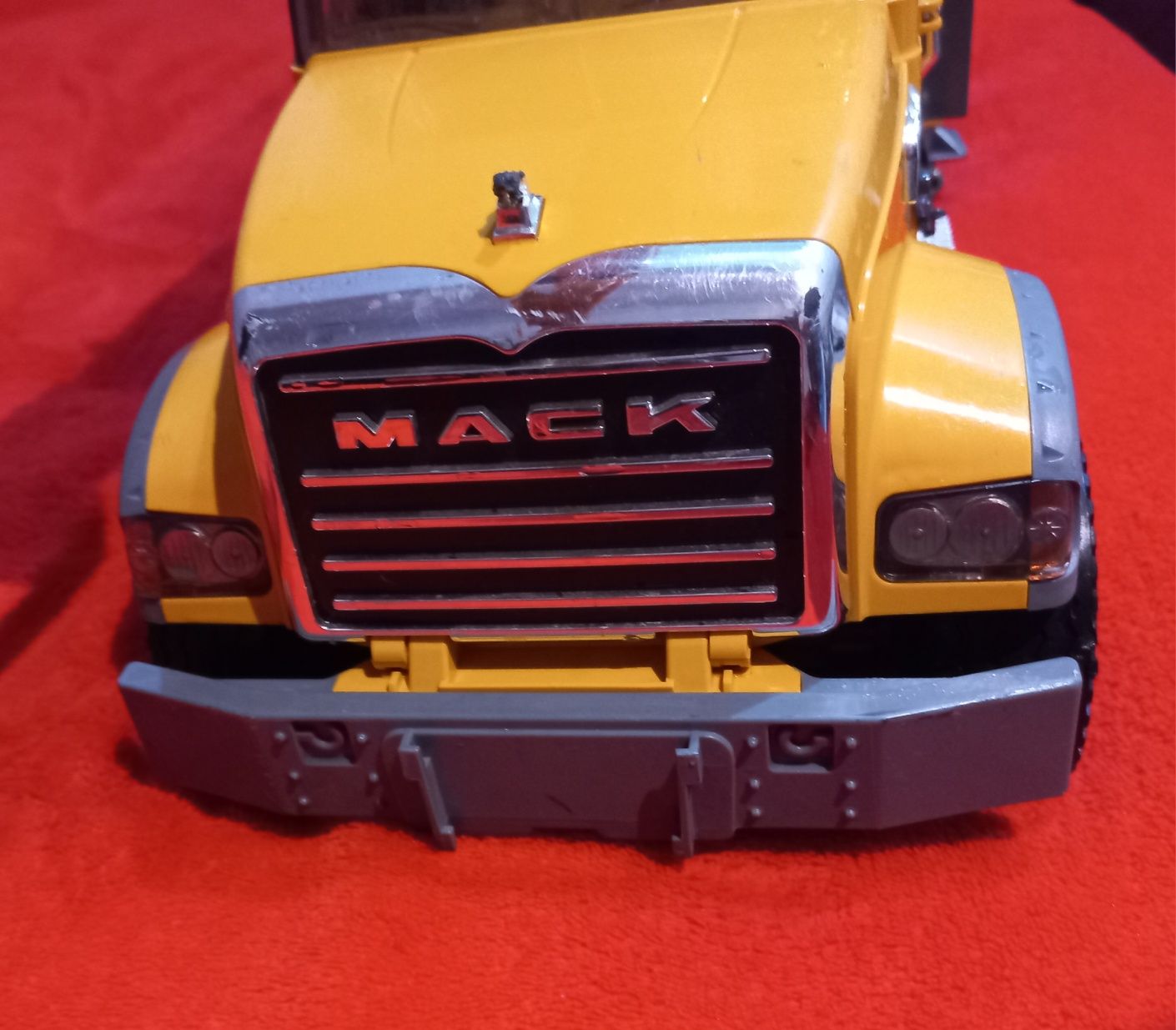 Bruder 02818 Mack z dźwigiem Liebherr