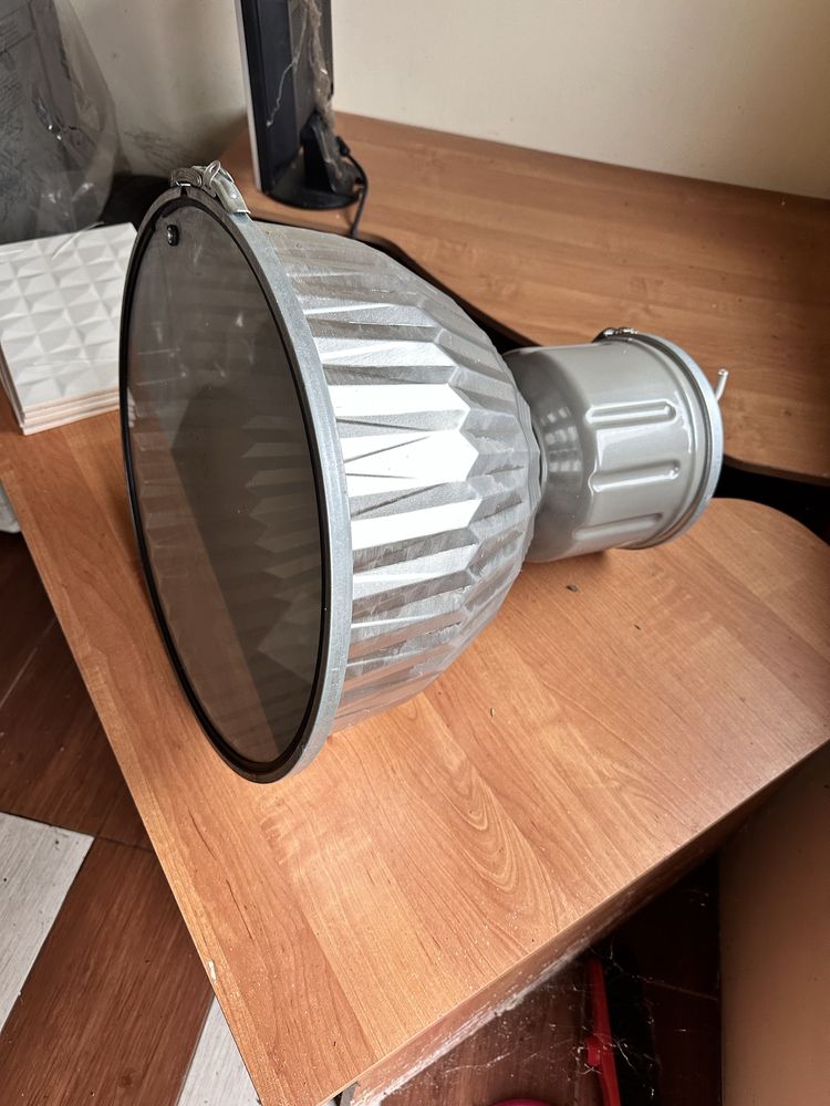 Duże Lampy przemysłowe do oświetlenia hal
