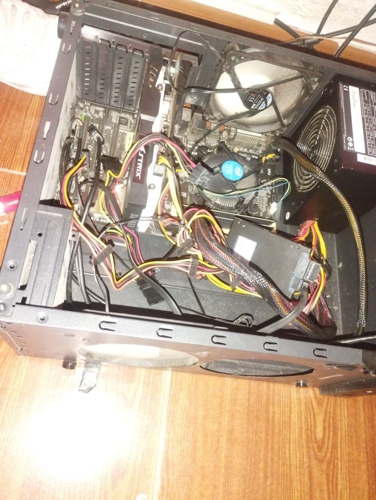 vendo pc gamer que roda varios jogos
