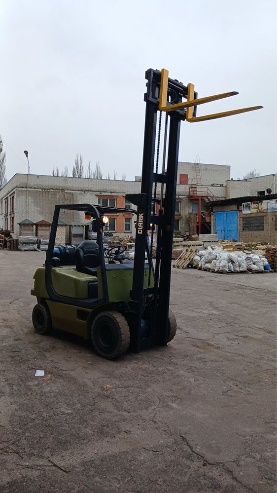 Навантажувач погрузчик  вилочний  CLARK 2.5т, АКПП, газ.