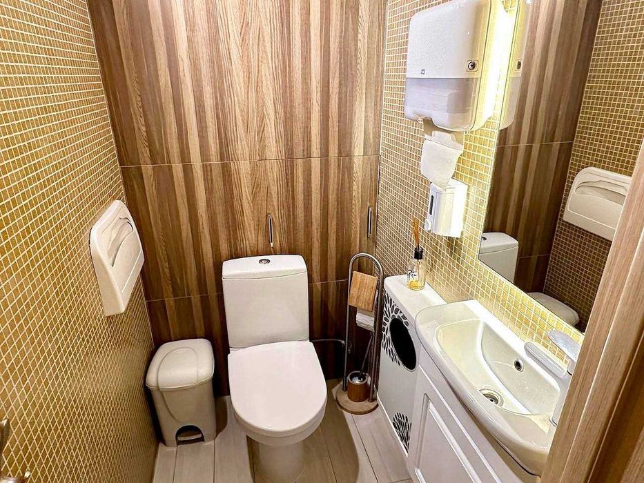 Комерційне приміщення Чернівці центр 3 поверхи 432 м^2 шикарний ремонт