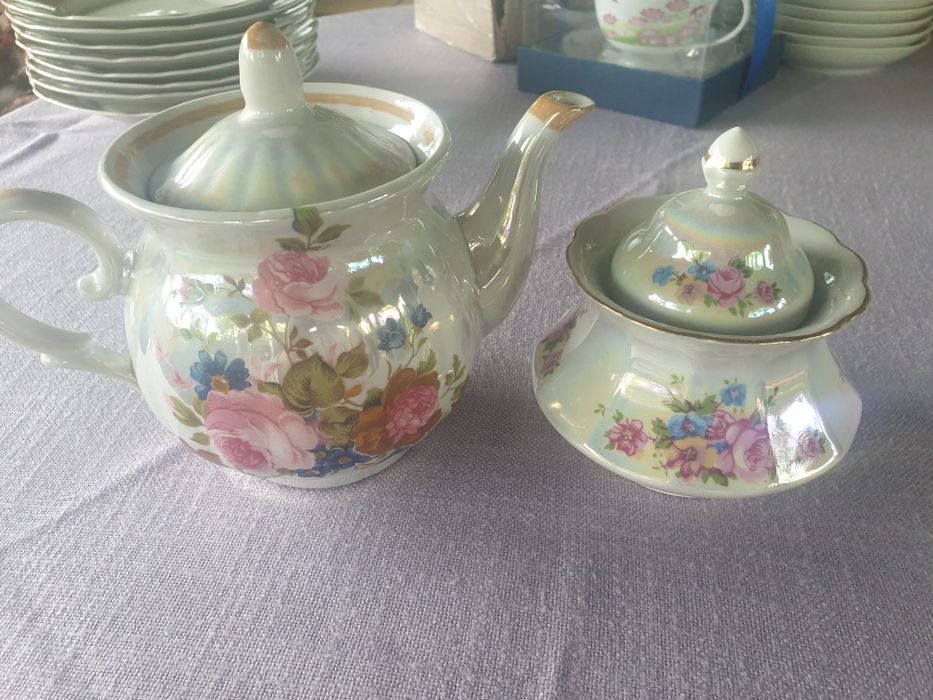 Чайный сервиз,  заварник, сахарницы,