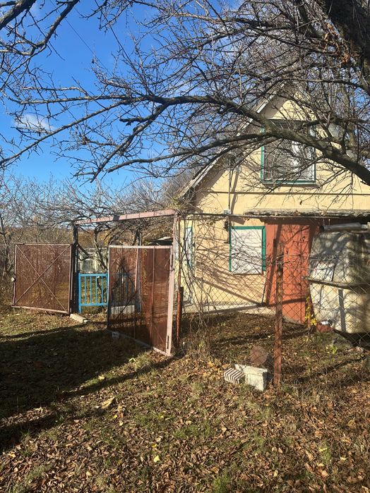 Дачний будинок с земельною ділянкою