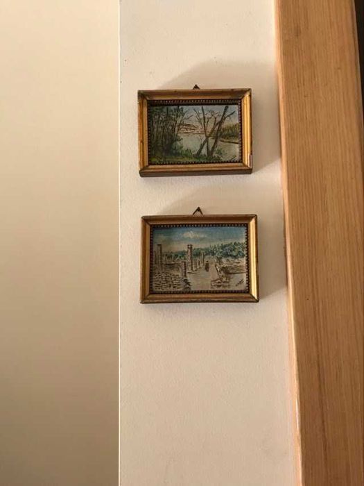 Gravuras antigas e candieiros.