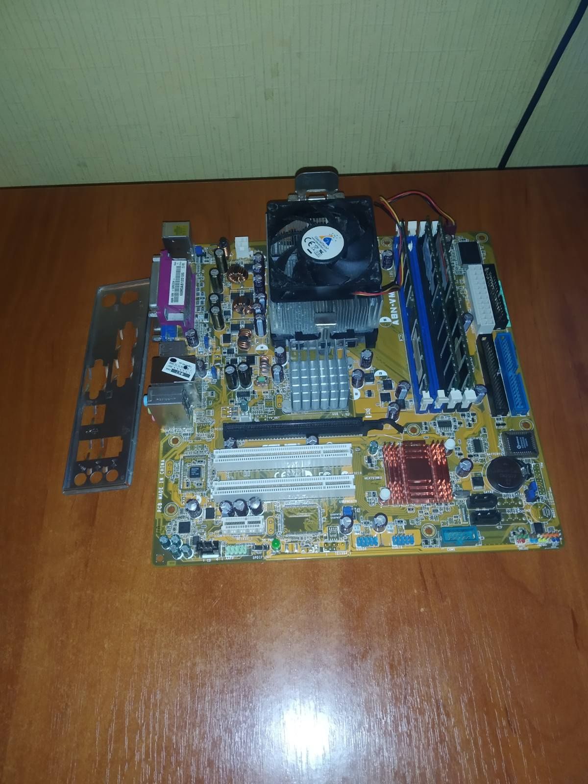 Материнская плата Asus A8N-VM + Процессор  ATHLON-64 3000  Socket 939