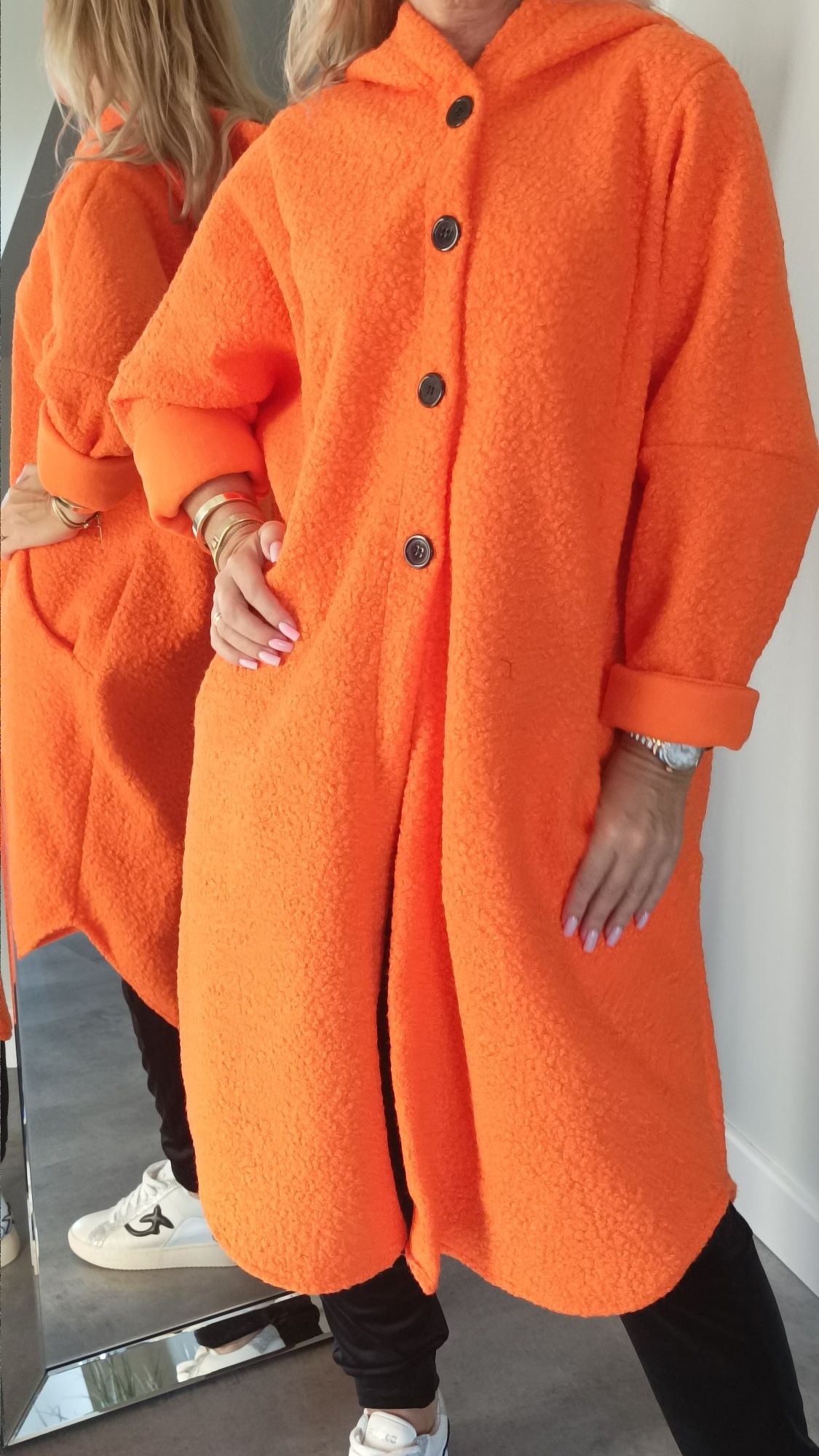 Pomarańczowy płaszcz oversize z kapturem UNI
