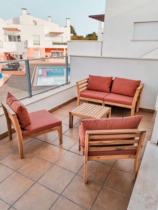 Um conjunto de cadeiras e mesa de exterior