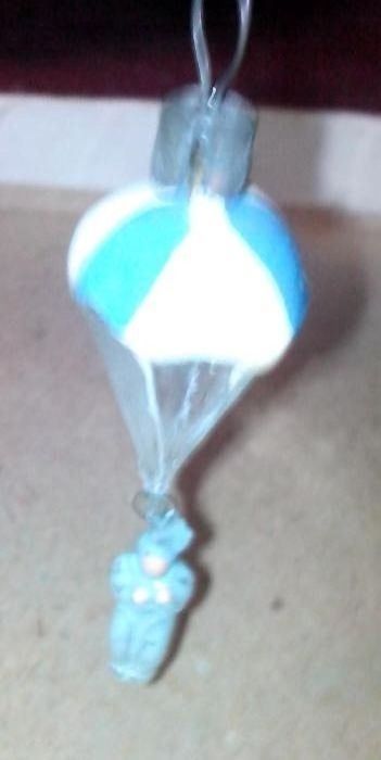 Елочная игрушка парашютист с парашютом. Конец 50-х 20 века