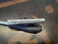 Emblemat Znaczek Quattro w Grill Audi 4E0853736A