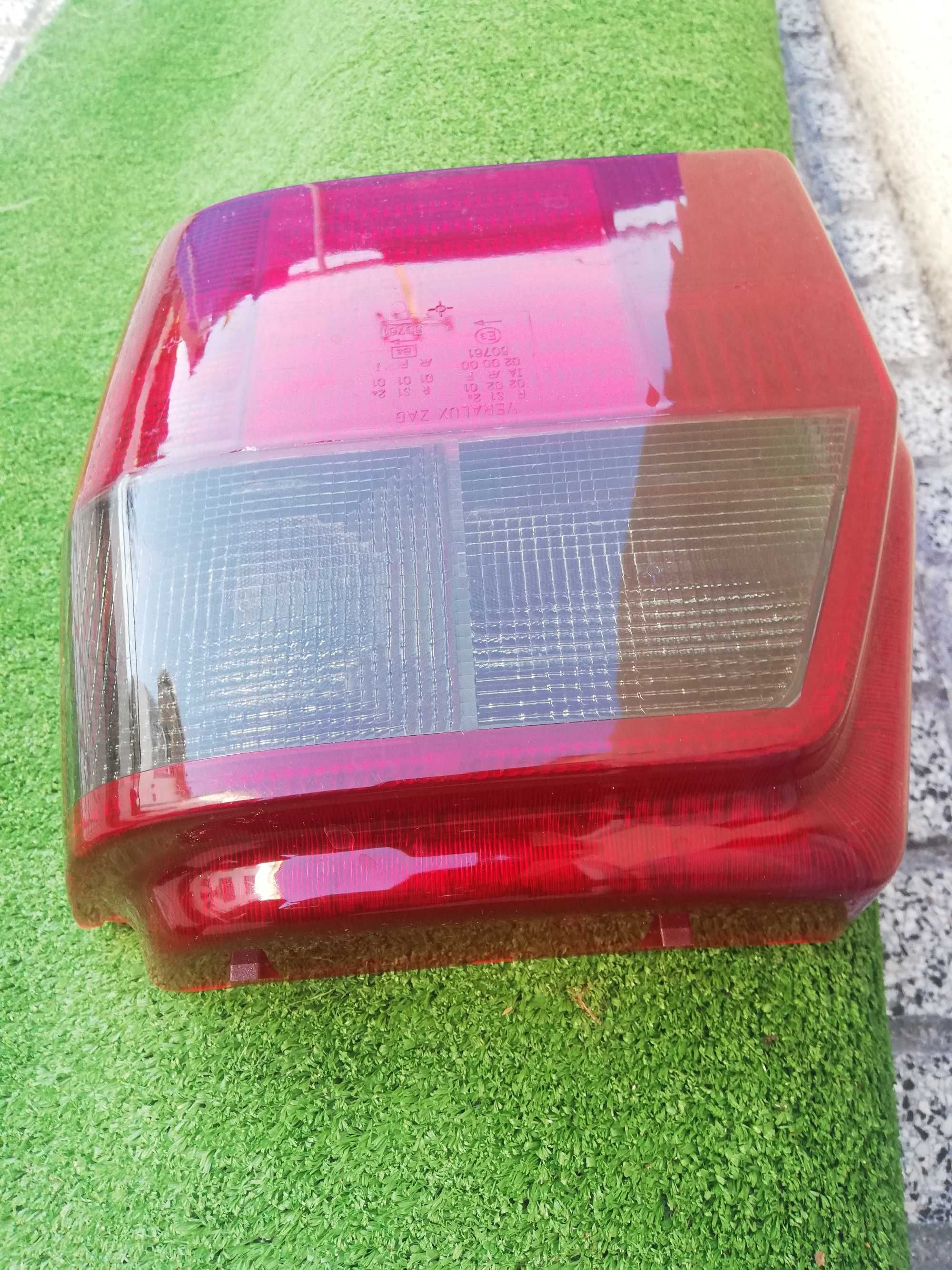 Vidro farolin traseiro, lado direito Fiat uno