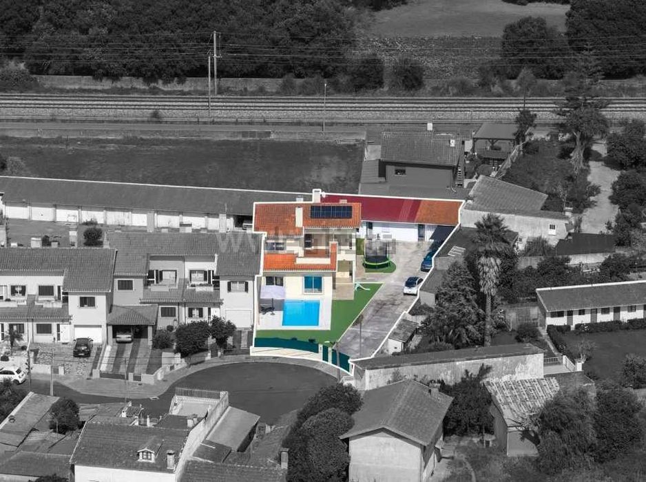 Moradia Independente (2+1 pisos) T4 com Piscina + 2ª casa (anexos)
