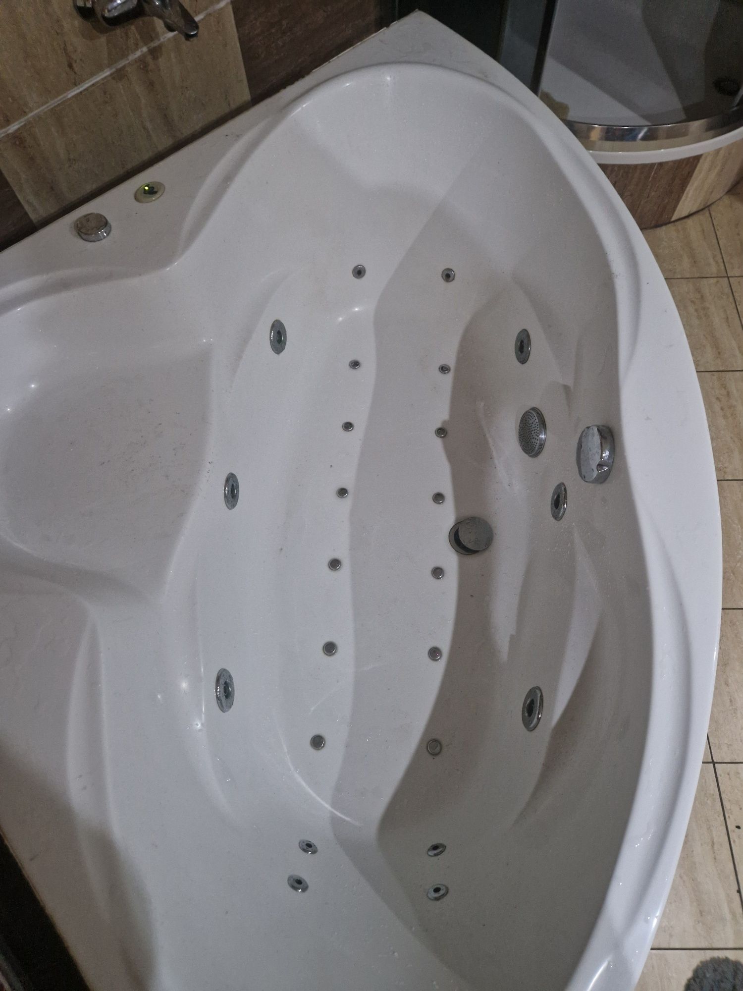 Wanna z hydromasażem.
