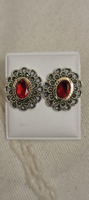 Brincos antigos em prata com pedra vermelha