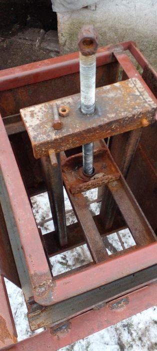 Пчелы,вулики, Станок для изготовления корпусных ульев из камыша