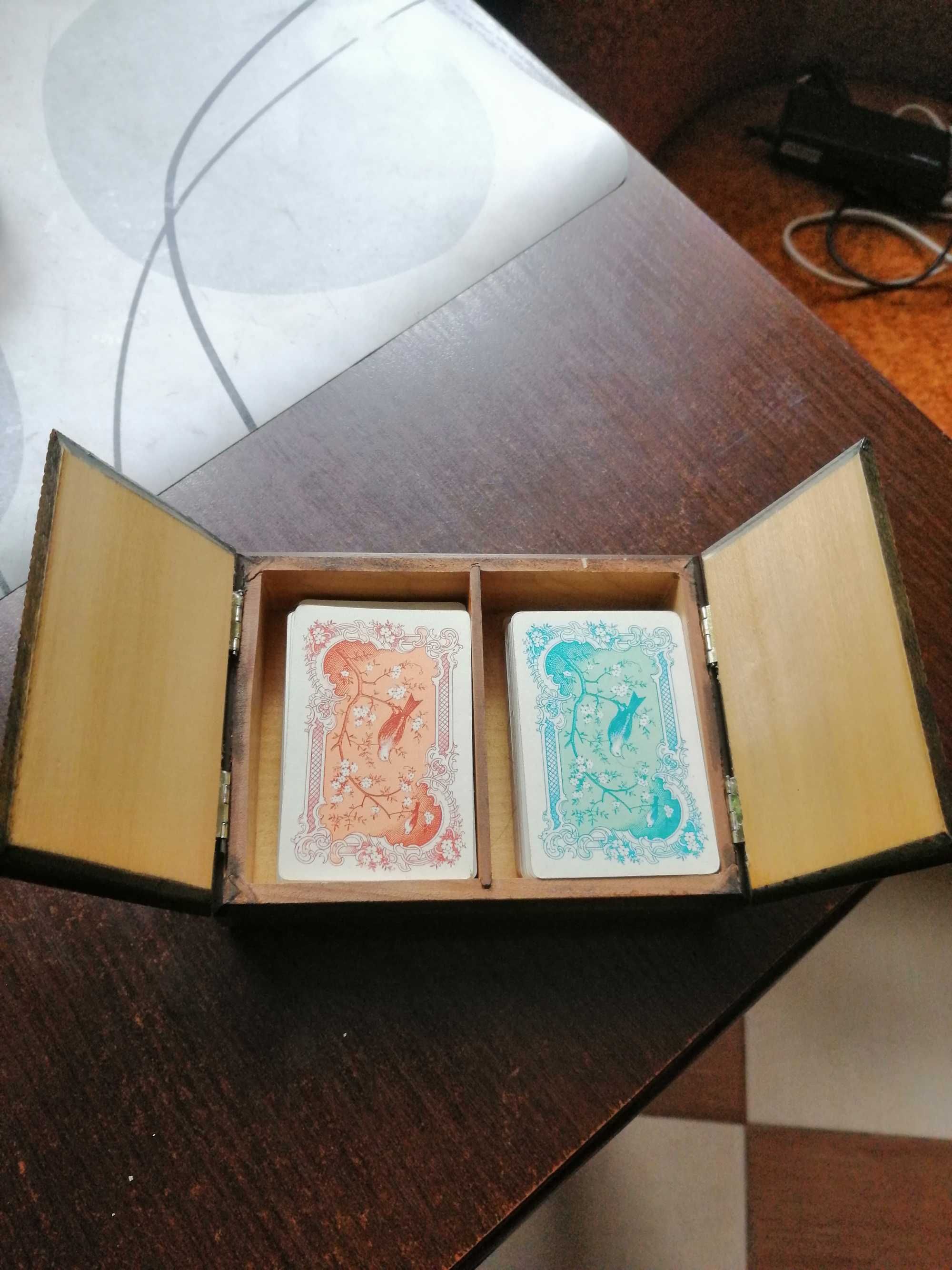 karty do gry w drewnianym pudełku małe ,pasjans itp